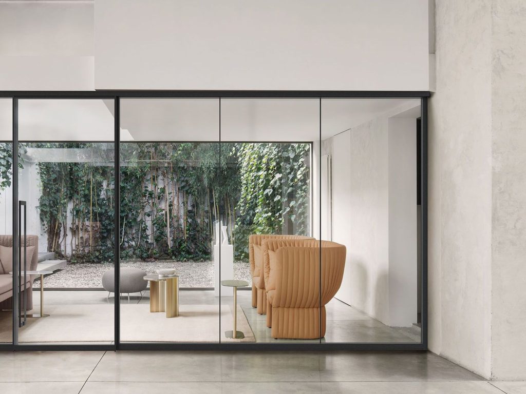Detail of Ultralight demountable partition walls with anodized aluminum profiles and double-glazed panels.